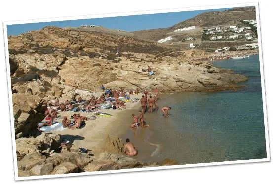 Nudismo gay en Mykonos, playa Elia.